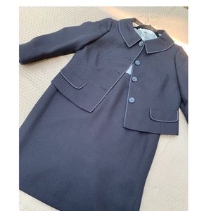 TAHARI two piece suit black jacket black skirt.